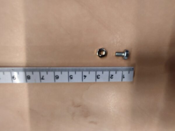 05 M4 moer zeskant 8 stuks